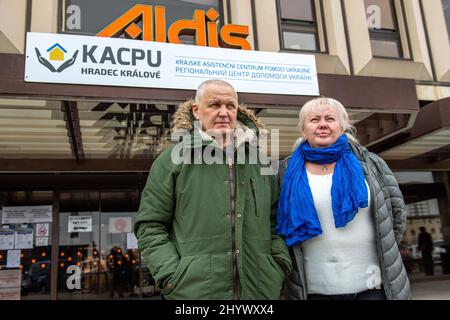 Viktor Batenko und Larisa Novakovic geben der Tschechischen Nachrichtenagentur ein Interview, als sie am 15. März 2022 die Registrierung beim regionalen Hilfszentrum für ukrainische Flüchtlinge im Kongresszentrum von Aldis in Hradec Kralove, Tschechien, abgeschlossen haben. Die Ukrainer fliehen vor dem Krieg, nachdem Russland am 24. Februar in die Ukraine eingedrungen war. Flüchtlinge können die notwendigen Dokumente, einschließlich Krankenversicherung, arrangieren und erhalten im Zentrum humanitäre Grundhilfe. Außerdem werden die Mitarbeiter des Arbeitsamtes vor Ort sein, um ihnen Ratschläge zu geben. (CTK-Foto/David Tanecek) Stockfoto