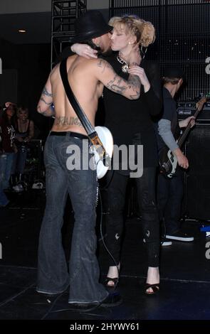 Courtney Love und Dave Navarro treten beim „Race to Party Concert“ auf, das in Hollywood und Highland, Hollywood, stattfindet Stockfoto