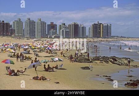 Überfüllter Strand und Hotels in Punta del Este, Uruguay Stockfoto