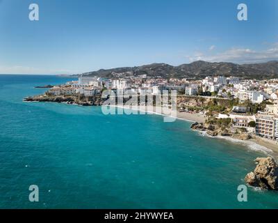 Schöne Luftpanoramasicht auf Nerja Stadt von der Costa del Sol Spanien ein Top touristisches Urlaubsziel Stockfoto