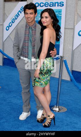 Joe Jonas und Demi Lovato bei der Premiere „Oceans“ im El Capitan Theatre, Los Angeles Stockfoto