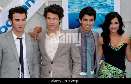 Kevin Jonas, Nick Jonas, Joe Jonas und Demi Lovato bei der Premiere von „Oceans“ im El Capitan Theatre, Los Angeles Stockfoto