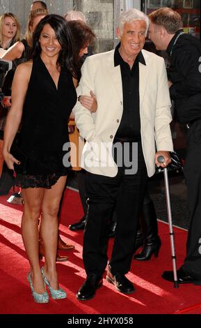 Barbara Gandolfi und Jean-Paul Belmondo bei der Premiere „A Star is Born“ im Rahmen des TCM Classic Film Festivals, das im Mann's Chinese Theatre, Hollywood, stattfand. Stockfoto