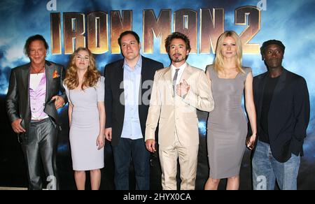 Mickey Rourke, Scarlett Johansson, Jon Favreau, Robert Downey Jr., Gwenyth Paltrow und Don Cheadle beim „Iron man 2“-Fotocall im Four Seasons Hotel in Los Angeles, USA Stockfoto