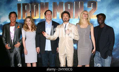 Mickey Rourke, Scarlett Johansson, Jon Favreau, Robert Downey Jr., Gwenyth Paltrow und Don Cheadle beim „Iron man 2“-Fotocall im Four Seasons Hotel in Los Angeles, USA Stockfoto