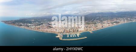 Luftpanorama der schönen Hafenstadt Fuengirola in Südspanien von Malaga im November Stockfoto