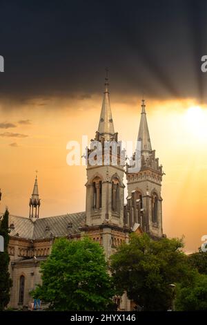 Kathedrale von Batumi die Mutter Gottes, Kathedrale der Heiligen Jungfrau Maria, neugotische Kirche im Sonnenuntergang, Batumi, Adjara, Georgien Stockfoto