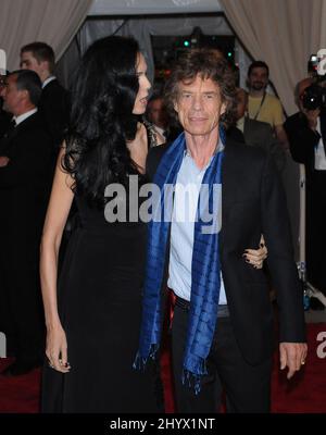 L'Wren Scott und Mick Jagger bei der Ankunft am Metropolitan Museum of Art Costume Institute Benefit 2010 zur Feier der Eröffnung von American Women, der Gestaltung einer nationalen Identität im Metropolitan Museum of Art, in New York, USA statt. Stockfoto