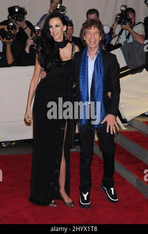 L'Wren Scott und Mick Jagger bei der Ankunft am Metropolitan Museum of Art Costume Institute Benefit 2010 zur Feier der Eröffnung von American Women, der Gestaltung einer nationalen Identität im Metropolitan Museum of Art, in New York, USA statt. Stockfoto