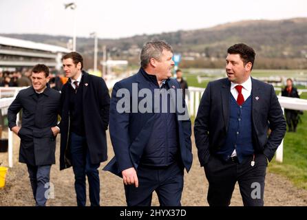 Trainer Gordon Elliott (zweiter rechts) am ersten Tag des Cheltenham Festivals auf der Cheltenham Rennbahn. Bilddatum: Dienstag, 15. März 2022. Stockfoto