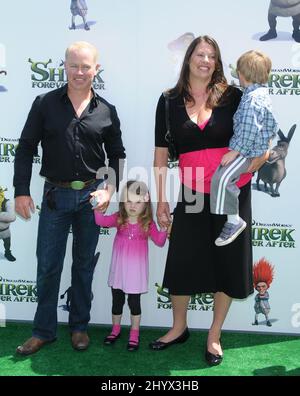 Neal McDonough, Ehefrau Ruve Robertson, Tochter London und Sohn Morgan während der Filmpremiere „Shrek Forever After“ im Gibson Amphitheatre Universal City, Los Angeles, Kalifornien Stockfoto