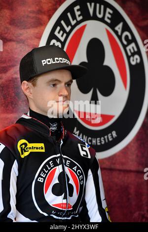 MANCHESTER, GROSSBRITANNIEN. MÄR 14. Brady Kurtz (Kapitän) von Belle Vue ‘ATPI' Acesbeim Belle Vue Aces Press Day am Montag, 14.. März 2022 im National Speedway Stadium.(Kredit: Eddie Garvey | MI News) Kredit: MI News & Sport /Alamy Live News Stockfoto