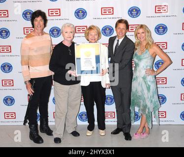 Ronn Moss, Susan Flannery, Lee Phillip Bell, Bradley Bell und Katherine Kelly lang während der Guinness-Weltrekorde-Ankündigung von „The Bold and the Beautiful“ als populärste Tagesseife auf der Bühne 31 in CBS Television City, Los Angeles Stockfoto