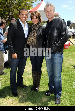 DER Bürgermeister VON LA Antonio Villaraigosa, Lisa Rinna und Harry Hamlin während des Spring Pet Adoption Festivals „Best Friends“ im Westchester Park, Kalifornien Stockfoto