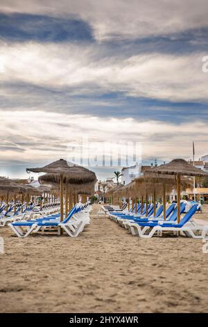 Strand in Puerto Banus, Marbella, Marbella ist ein beliebtes Urlaubsziel an der Costa del Sol im Süden Andalusiens Stockfoto