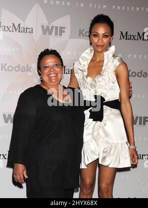 Zoe Saldana und Mutter Asalia Nazario bei den Crystal and Lucy Awards 2010: A New Era, die im Hyatt Regency Century Plaza, Century City, abgehalten werden. Stockfoto