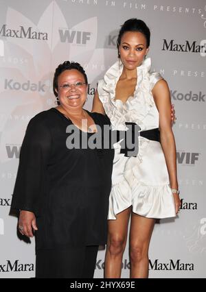 Zoe Saldana und Mutter Asalia Nazario bei den Crystal and Lucy Awards 2010: A New Era, die im Hyatt Regency Century Plaza, Century City, abgehalten werden. Stockfoto