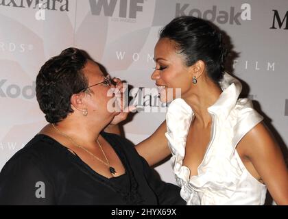 Zoe Saldana und Mutter Asalia Nazario bei den Crystal and Lucy Awards 2010: A New Era, die im Hyatt Regency Century Plaza, Century City, abgehalten werden. Stockfoto