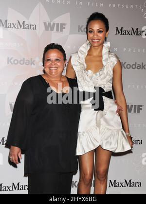 Zoe Saldana und Mutter Asalia Nazario bei den Crystal and Lucy Awards 2010: A New Era, die im Hyatt Regency Century Plaza, Century City, abgehalten werden. Stockfoto