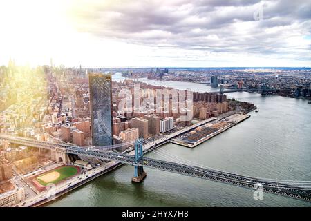 Erstaunlich Luftaufnahme von Williamsburg und Manhattan Bridge in New York City. Stockfoto