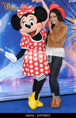 Minnie Mouse und Vanessa Hudgens während Disneys 'World of Color', einem nächtlichen Wasserspektakel im Disneyland Resort, Florida Stockfoto