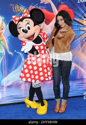 Minnie Mouse und Vanessa Hudgens während Disneys 'World of Color', einem nächtlichen Wasserspektakel im Disneyland Resort, Florida Stockfoto