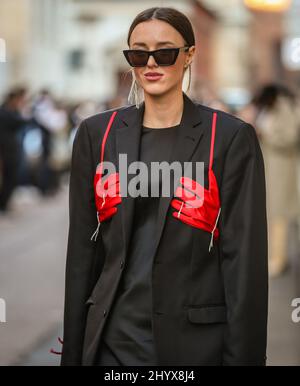 MAILAND, Italien - Februar 23 2022: Frauen auf der Straße in Mailand. Stockfoto