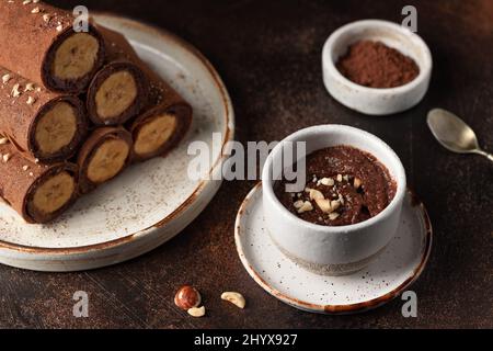 Schokoladenaufstrich aus Haselnüssen, Kakao und pflanzlicher Milch Stockfoto