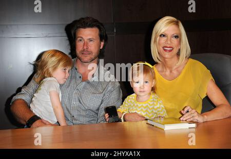 Dean McDermott, Tori Spelling-Tochter Stella Doreen McDermott und Sohn Liam Aaron McDermott während Toris Buchunterzeichnung des neuen Buches „Uncharted Territori“ im Buchladen Barnes & Noble, The Grove, Los Angeles Stockfoto