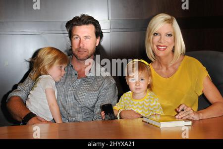 Dean McDermott, Tori Spelling-Tochter Stella Doreen McDermott und Sohn Liam Aaron McDermott während Toris Buchunterzeichnung des neuen Buches „Uncharted Territori“ im Buchladen Barnes & Noble, The Grove, Los Angeles Stockfoto