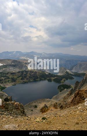 Wolkiger Himmel über den Twin Lakes entlang des Beartooth Highway in der North Absaroka Wilderness, nahe der Grenze zwischen Wyoming und Montana Stockfoto