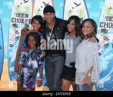 LL Cool J, Frau Simone Johnson und die Töchter Italia, Samaria und Nina bei den Teen Choice Awards 2010, die am 8. August 2010 im Gibson Amphitheatre in Universal City, Kalifornien, verliehen wurden. Stockfoto