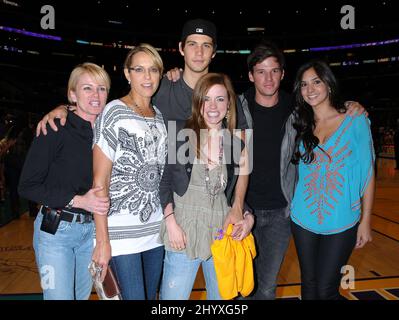 Judi Evans, Arianne Zucker, Casey Deidrick, Molly Burnett, Mark Hapka und Camila Banus beim „Days of Our Lives“ Girls Night-Out-Spiel mit den Los Angeles Sparks im Staples Center, Los Angeles. Stockfoto