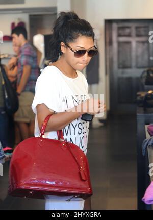 Vanessa White aus der Gruppe 'The Saturdays' wird in West hollywood Kalifornien gesehen Stockfoto