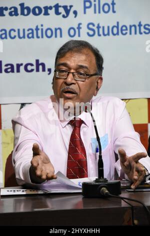 Kalkutta, Indien. 14. März 2022. (3/14/2022) Narayan Jain, Präsident der Calcutta Citizens Initiative, spricht auf einer Pressekonferenz über den Globalen Frieden und die Felicitation von Mahasweta Chakraborty ein 24-jähriger Pilot aus Kalkata rettete während des Krieges mehr als 800 indische Studenten vor der Grenze zwischen der Ukraine, Polen und Ungarn. Sie wird gemeinsam von drei NRO organisiert. (Foto von Biswarup Ganguly/Pacific Press/Sipa USA) Quelle: SIPA USA/Alamy Live News Stockfoto