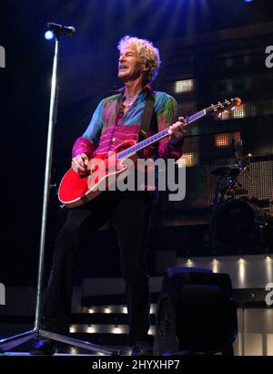 Kevin Cronin von REO Speedwagon tritt während der Pat Benatar und REO Speedwagon „Love on the Run“ Tour im Bethel Woods Center for the Arts, New York, auf. Stockfoto