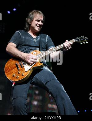 Dave Amato von REO Speedwagon tritt während der Pat Benatar und REO Speedwagon „Love on the Run“ Tour im Bethel Woods Center for the Arts, New York, auf. Stockfoto