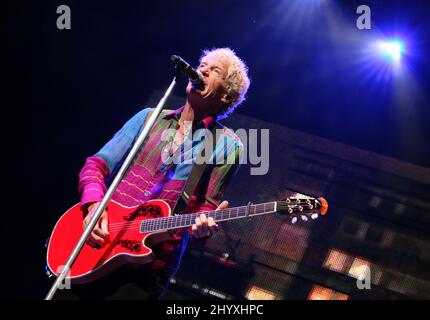 Kevin Cronin von REO Speedwagon tritt während der Pat Benatar und REO Speedwagon „Love on the Run“ Tour im Bethel Woods Center for the Arts, New York, auf. Stockfoto