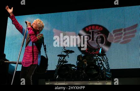 Kevin Cronin von REO Speedwagon tritt während der Pat Benatar und REO Speedwagon „Love on the Run“ Tour im Bethel Woods Center for the Arts, New York, auf. Stockfoto