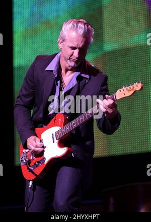 Neil Giraldo von REO Speedwagon tritt während der Pat Benatar und REO Speedwagon „Love on the Run“ Tour im Bethel Woods Center for the Arts, New York, auf. Stockfoto