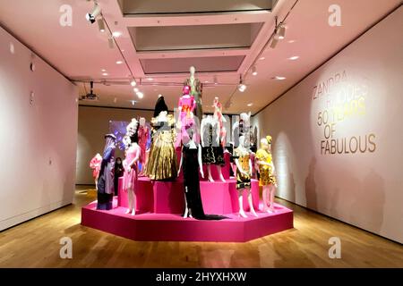 Zandra Rhodes 50 Jahre Fabulous Stockfoto