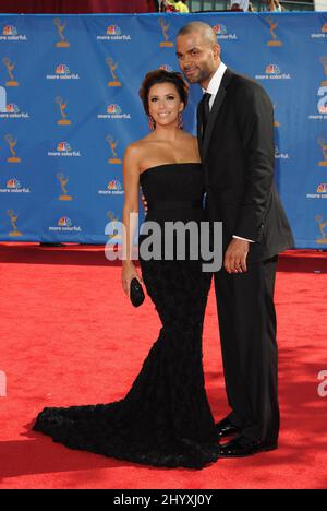 Eva Longoria Parker und Tony Parker bei der Ankunft bei den jährlichen Primetime Emmy Awards 62. im Nokia Theater, Los Angeles. Stockfoto