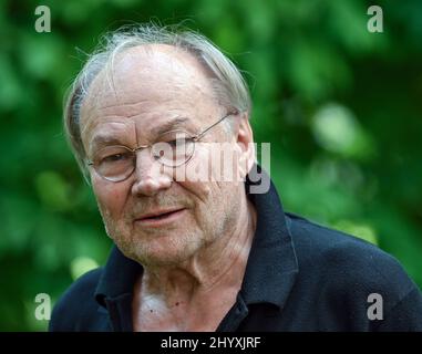 Neuhardenberg, Deutschland. 07. August 2020. Klaus Maria Brandauer, österreichischer Schauspieler und Regisseur, fotografiert vor einer Lesung auf der Bühne der Stiftung Schloss Neuhardenberg. Ende März wird er seine Gastprofessur an der Heinrich-Heine-Universität in Düsseldorf antreten. (An dpa: 'Klaus Maria Brandauer übernimmt Heine-Gastprofessur in Düsseldorf') Quelle: Patrick Pleul/dpa-Zentralbild/dpa/Alamy Live News Stockfoto