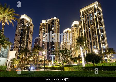 Dubai, VAE, 09.02.22. Neues Wohngebiet am Dubai Creek Harbour mit Emaar-Wolkenkratzern, nachts mit Palmen beleuchtet. Stockfoto