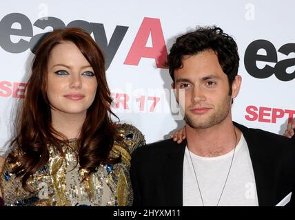 Emma Stone und Penn Badgley bei der Premiere von „Easy A“ im Grauman's Chinese Theatre, Los Angeles. Stockfoto