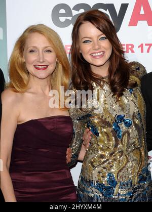 Patricia Clarkson und Emma Stone bei der Premiere von „Easy A“ im Grauman's Chinese Theatre, Los Angeles. Stockfoto