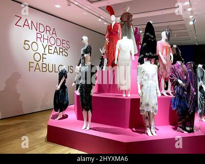 Zandra Rhodes 50 Jahre Fabulous Stockfoto