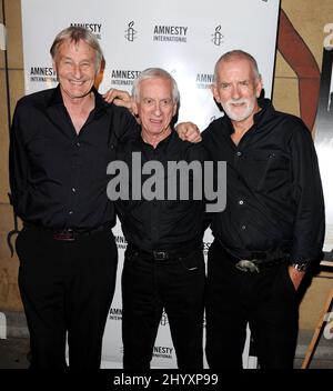 Len Garry, Colin Hanton und Rod Davis von den Quarrymen nehmen an der Vorführung von „Nowhere Boy“ im Ägyptischen Theater in Hollywood, CA, Teil. Stockfoto