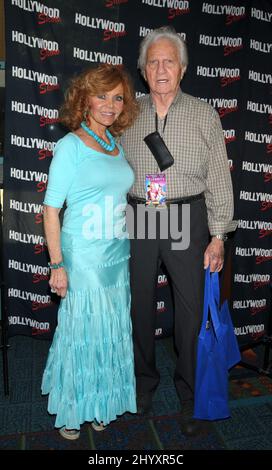 Deanna Lund und Don Matheson bei der „Hollywood Show“ im Herbst 2010 im Burbank Airport Marriott Hotel & Convention Center, Burbank, Kalifornien Stockfoto