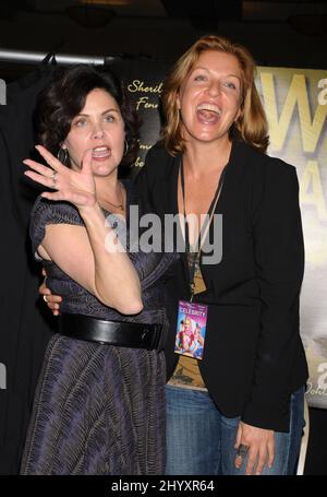 Sherilyn Fenn und Sheryl Lee bei der „Hollywood Show“ im Herbst 2010 im Burbank Airport Marriott Hotel & Convention Center, Burbank, Kalifornien Stockfoto